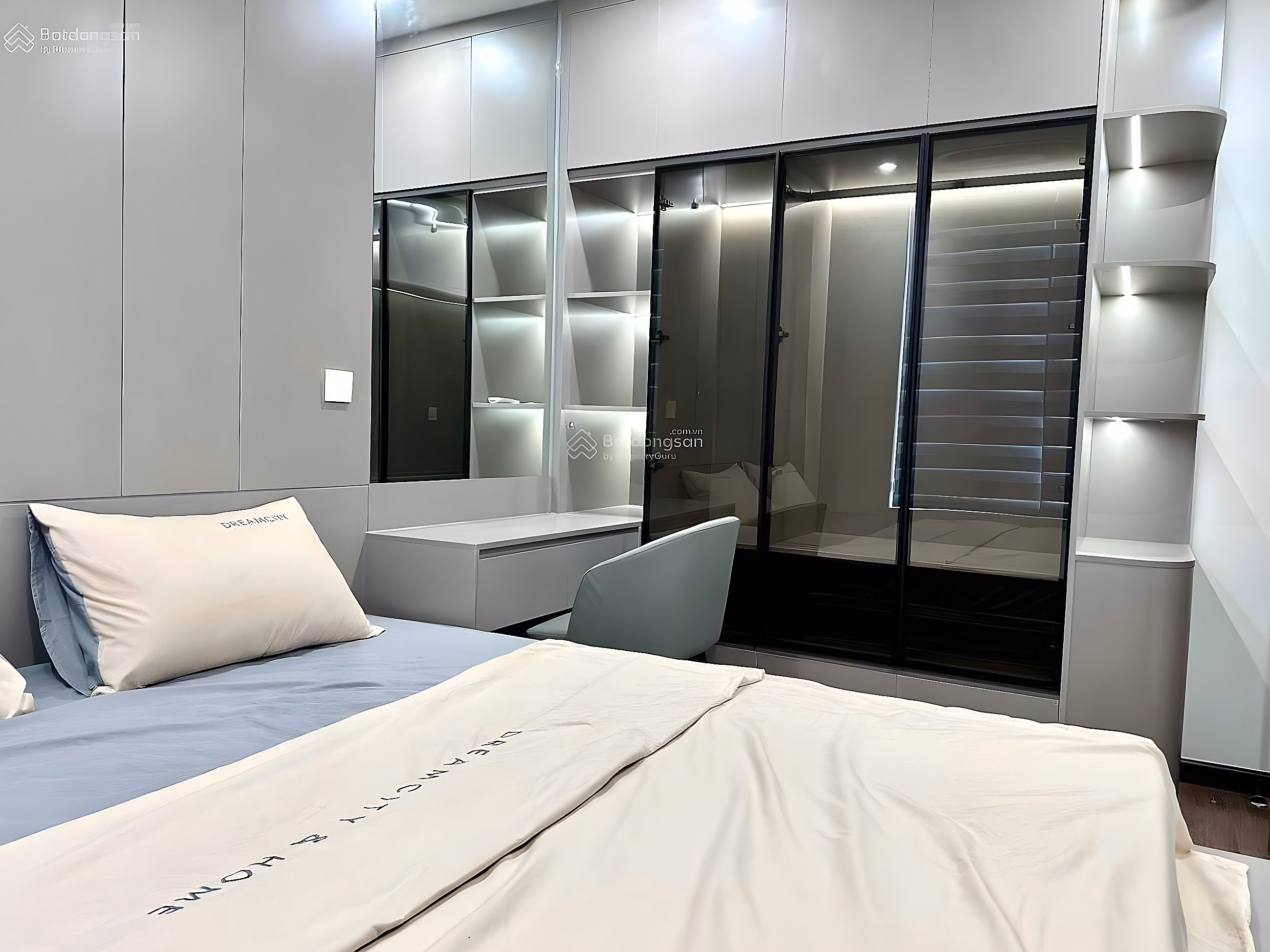 Selling fully furnished 2 bedroom apartment, area 72m2 with swimming pool view in Rivera Park Hanoi - price 6.9 billion
