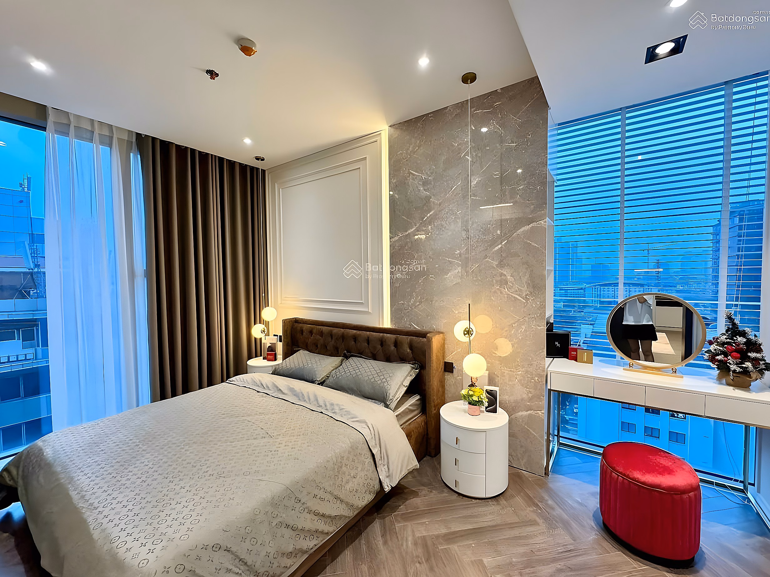 Selling fully furnished 2 bedroom apartment, area 72m2 with swimming pool view in Rivera Park Hanoi - price 6.9 billion