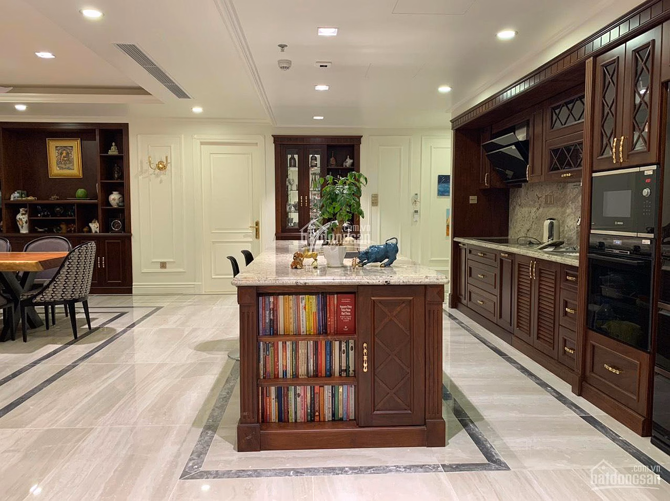 I need to sell urgently 3 bedroom apartment 111m2 Quang An - Tay Ho district, red book 18 billion***