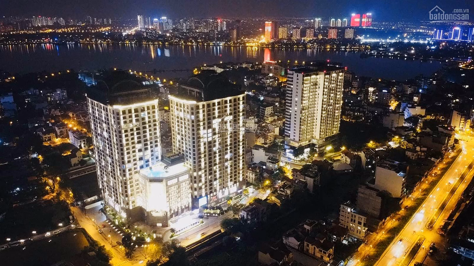 I need to sell urgently 3 bedroom apartment 111m2 Quang An - Tay Ho district, red book 18 billion***
