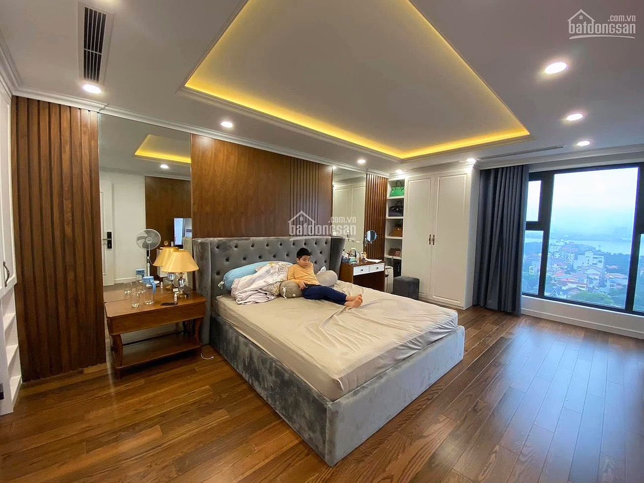 I need to sell urgently 3 bedroom apartment 111m2 Quang An - Tay Ho district, red book 18 billion***