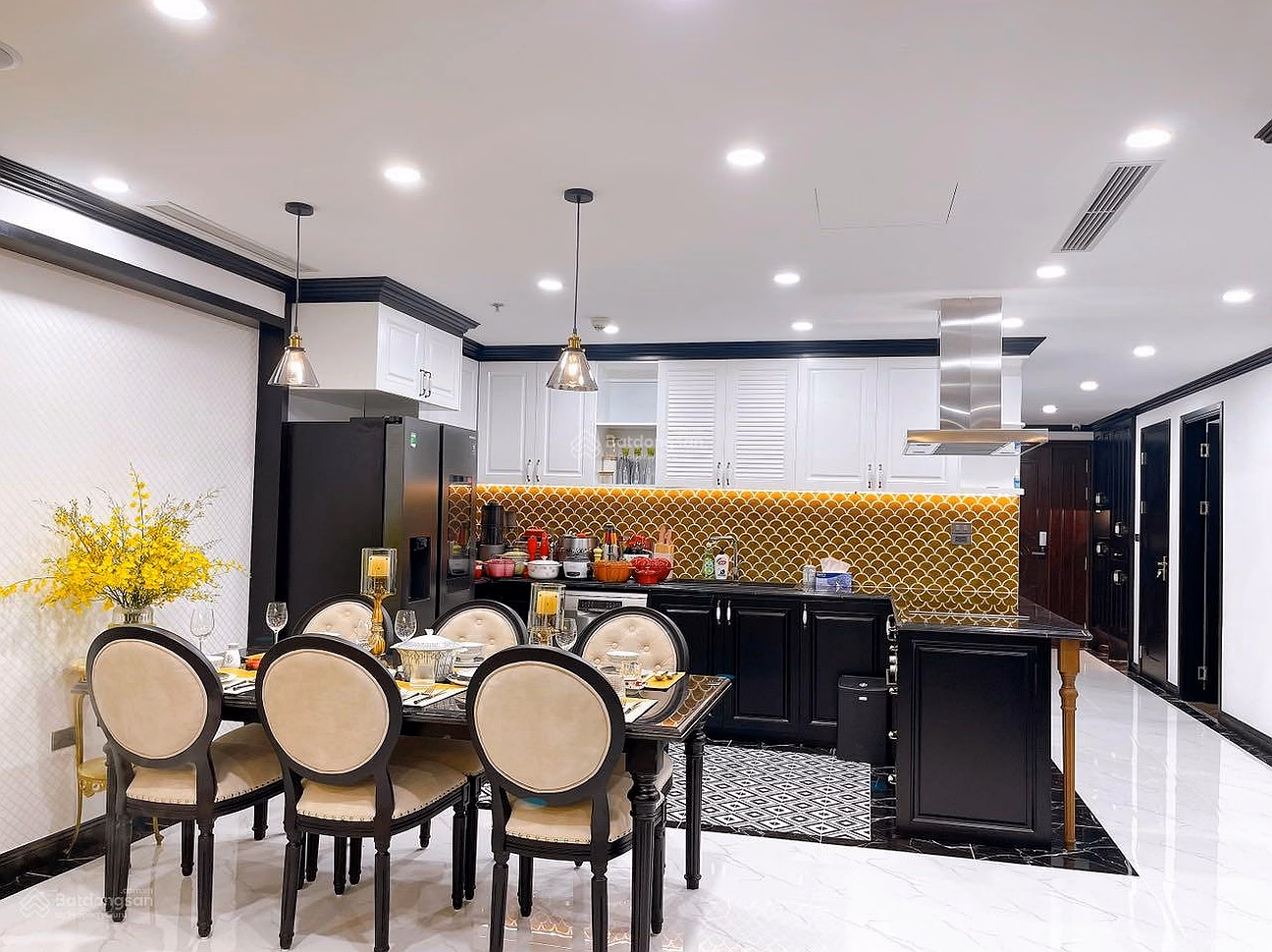 I need to sell urgently a 3-bedroom apartment 146m2 in Quang An, Tay Ho district, move in immediately + red book***