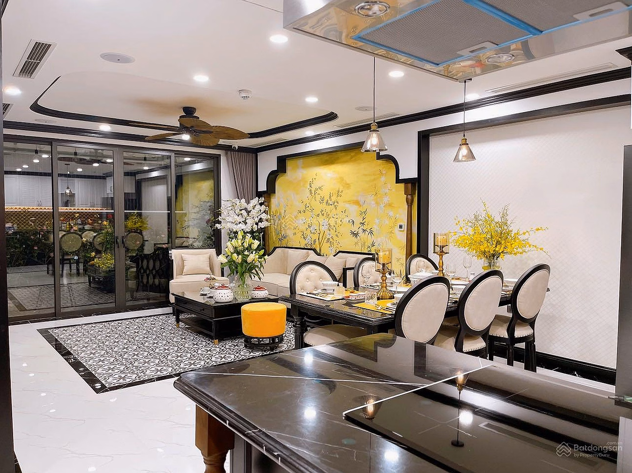 I need to sell urgently a 3-bedroom apartment 146m2 in Quang An, Tay Ho district, move in immediately + red book***