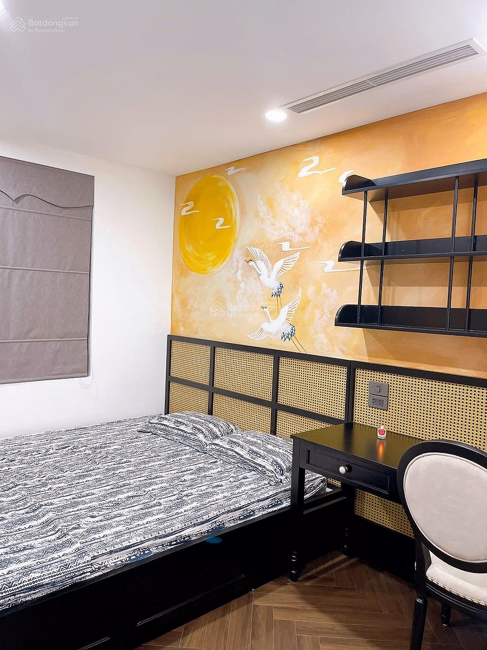 I need to sell urgently a 3-bedroom apartment 146m2 in Quang An, Tay Ho district, move in immediately + red book***