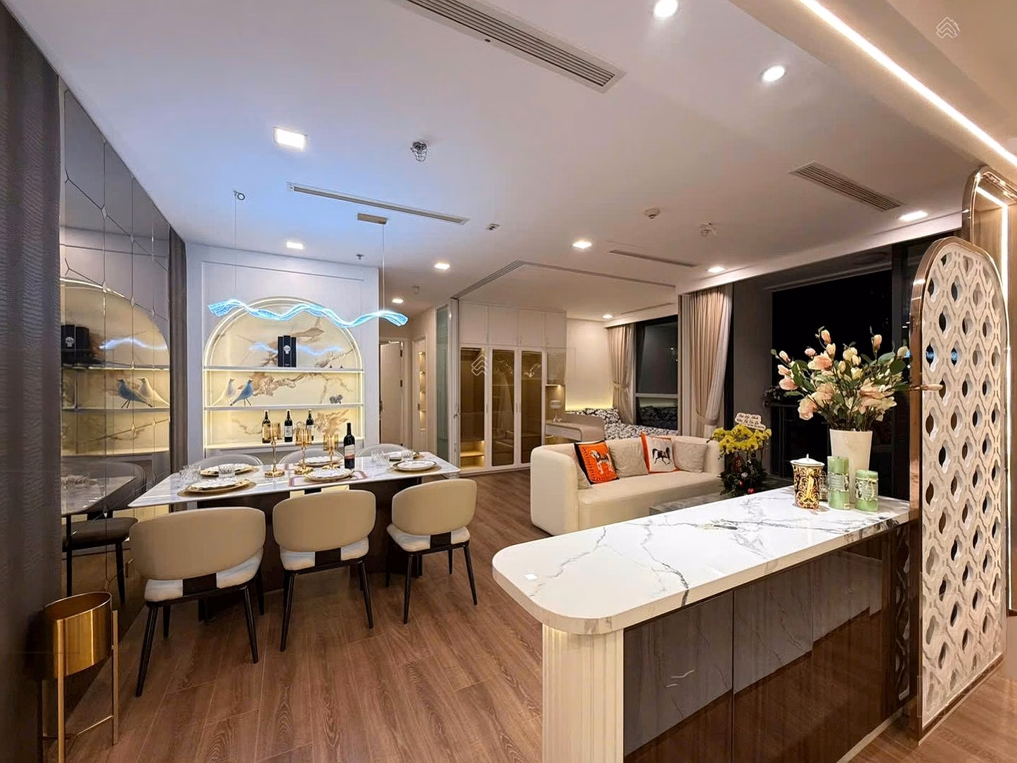 Selling luxury 3-bedroom apartment in Vinhomes Central Park 115m2 with park view. Contact 0901 692 ***
