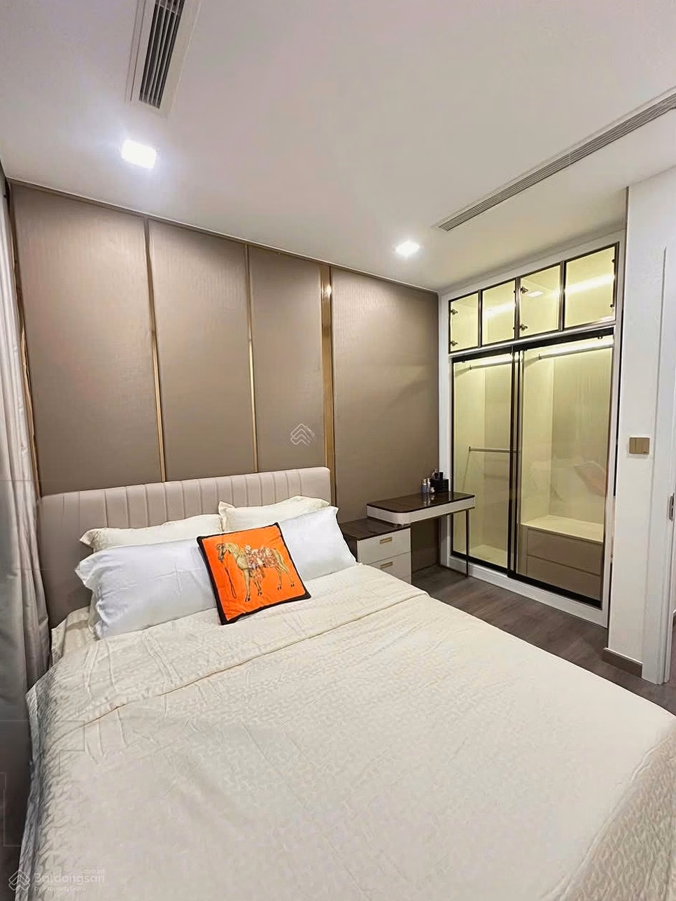 Selling luxury 3-bedroom apartment in Vinhomes Central Park 115m2 with park view***