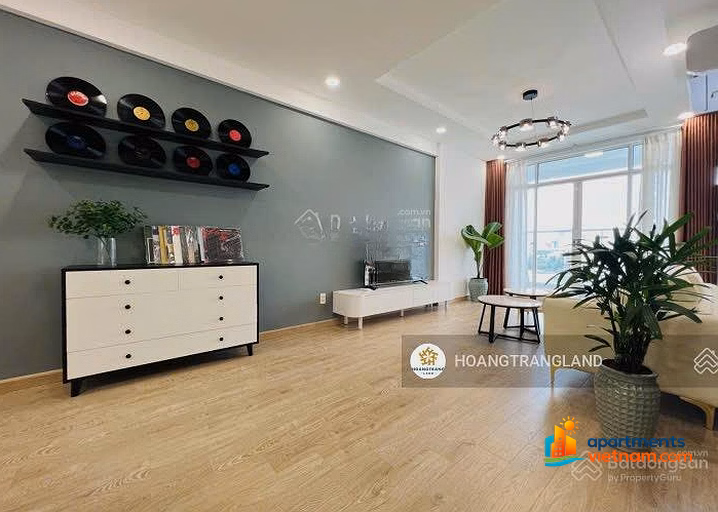 Rent now a 3-bedroom apartment with large balcony for only 14 million, high floor with city view***