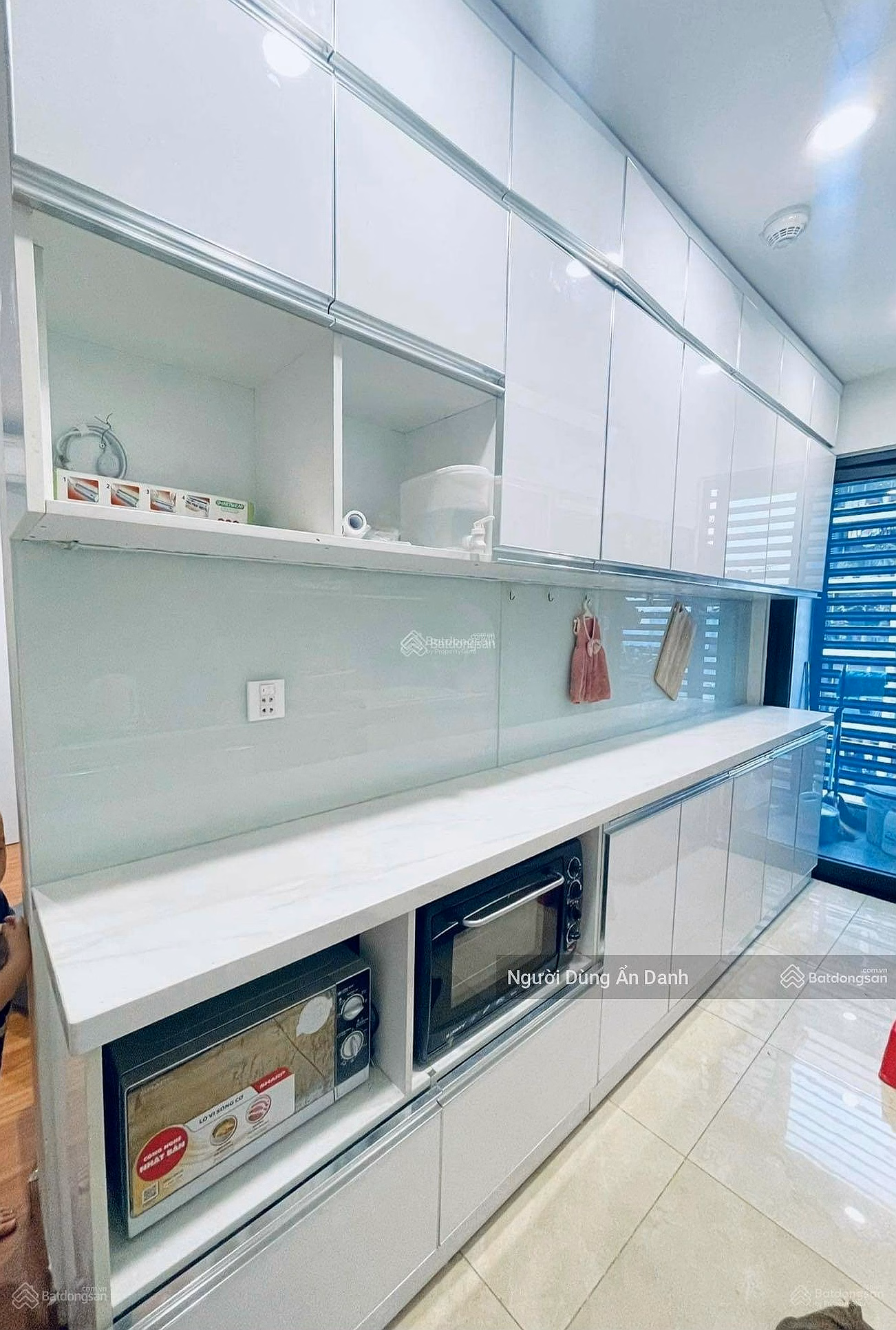 Moving away for work, I'm selling a 2 bedroom, 2 bathroom apartment on the middle floor of CC PCC1 to buy and sell directly, 0396 116 ***