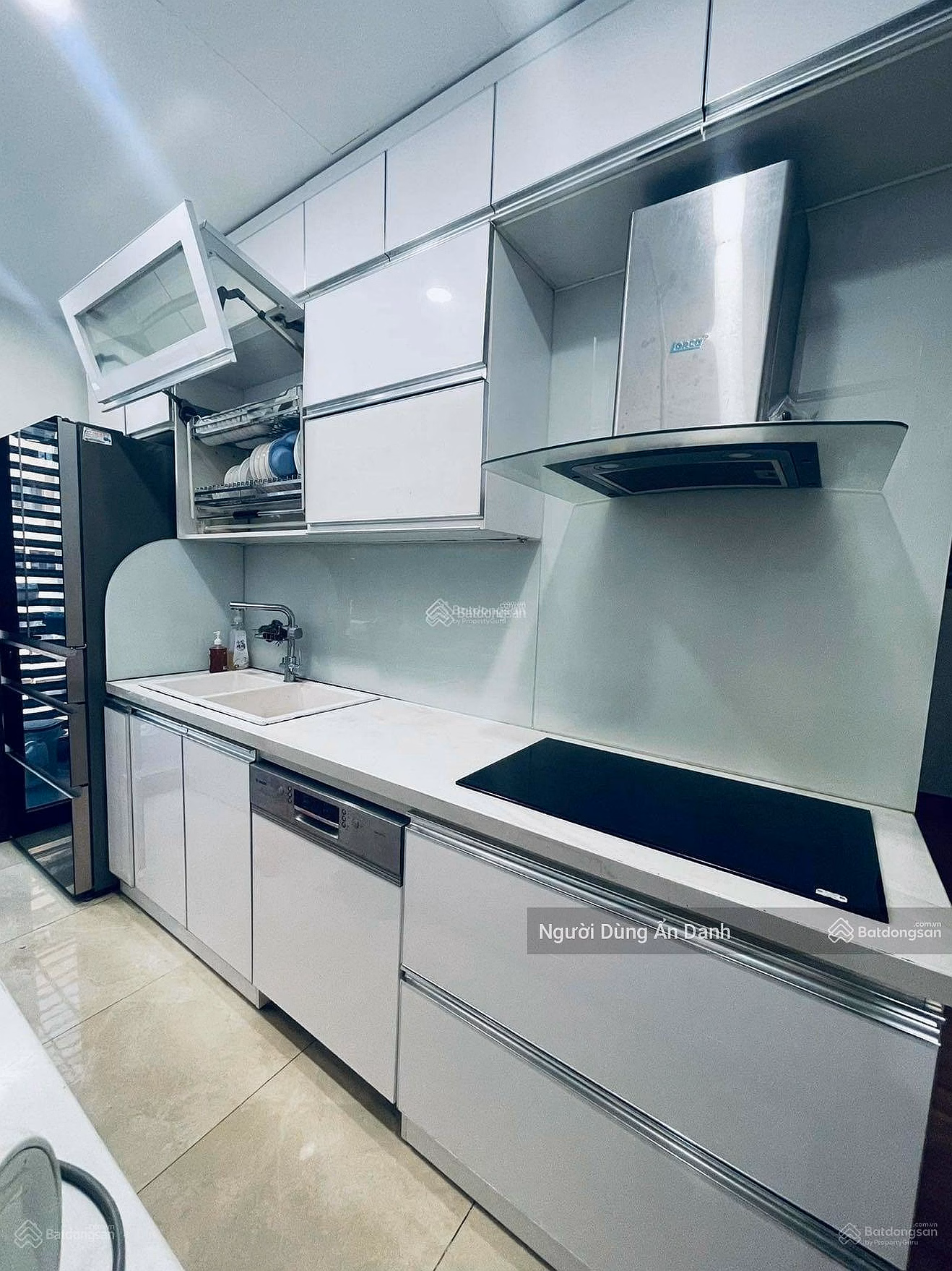 Moving away for work, I'm selling a 2 bedroom, 2 bathroom apartment on the middle floor of CC PCC1 to buy and sell directly, 0396 116 ***