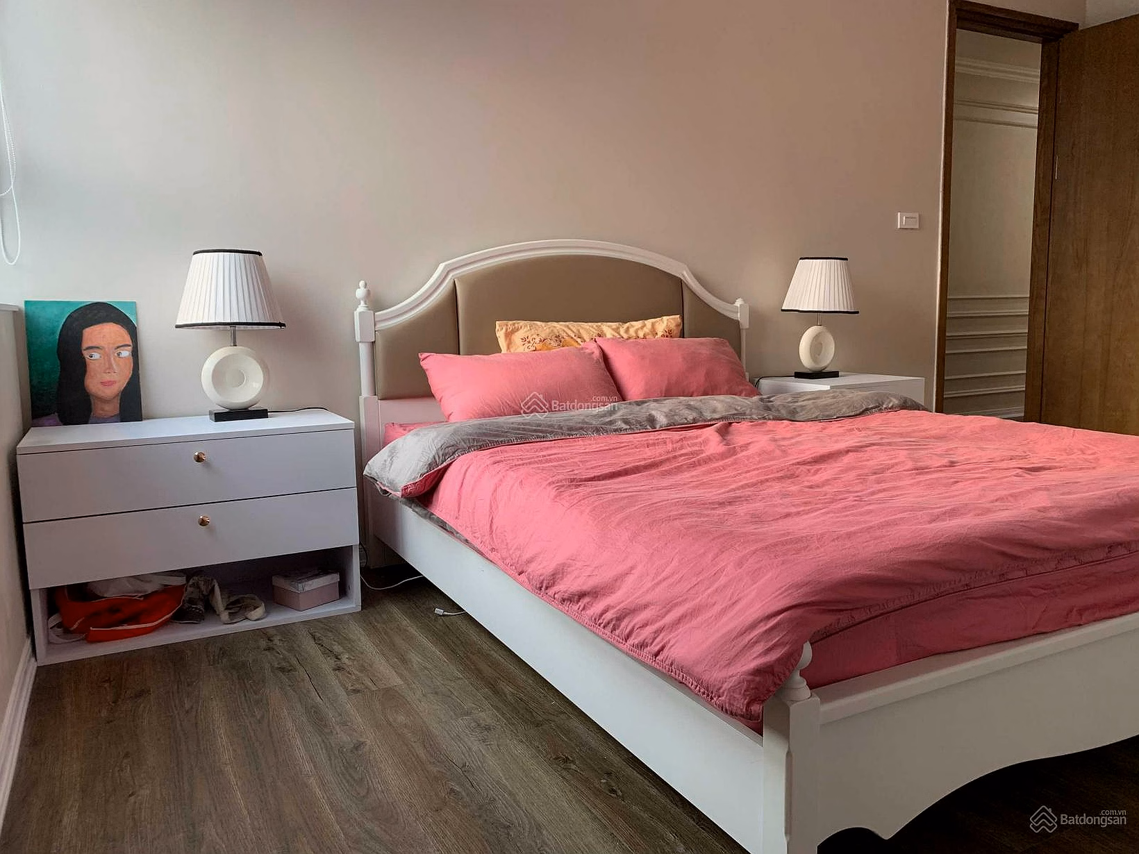 The owner needs to urgently sell a 3-bedroom apartment on the middle floor, fully furnished, price negotiable - 0911 981 ***