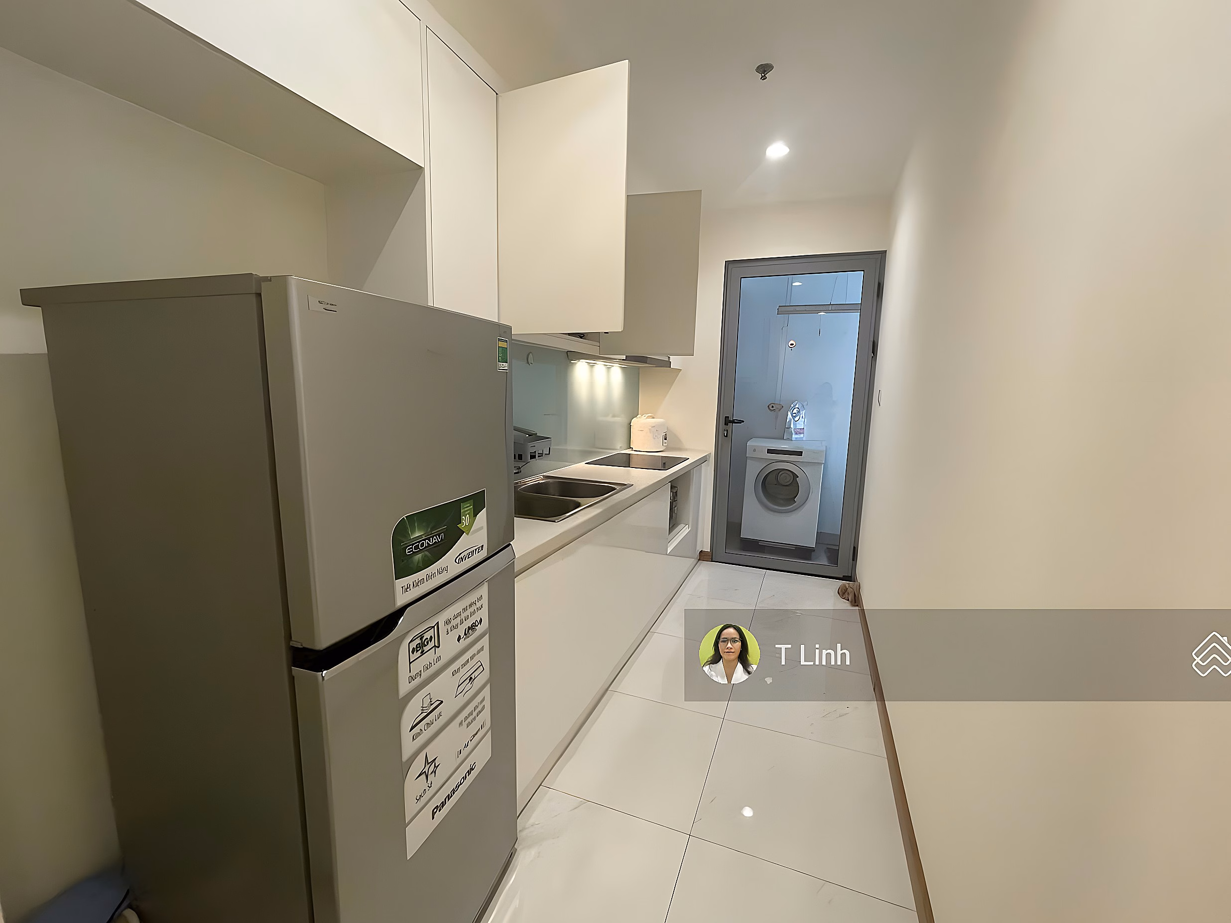 Vinhomes Nguyen Chi Thanh apartment for rent, 24th floor, 2 bedrooms, fully furnished, southeast direction