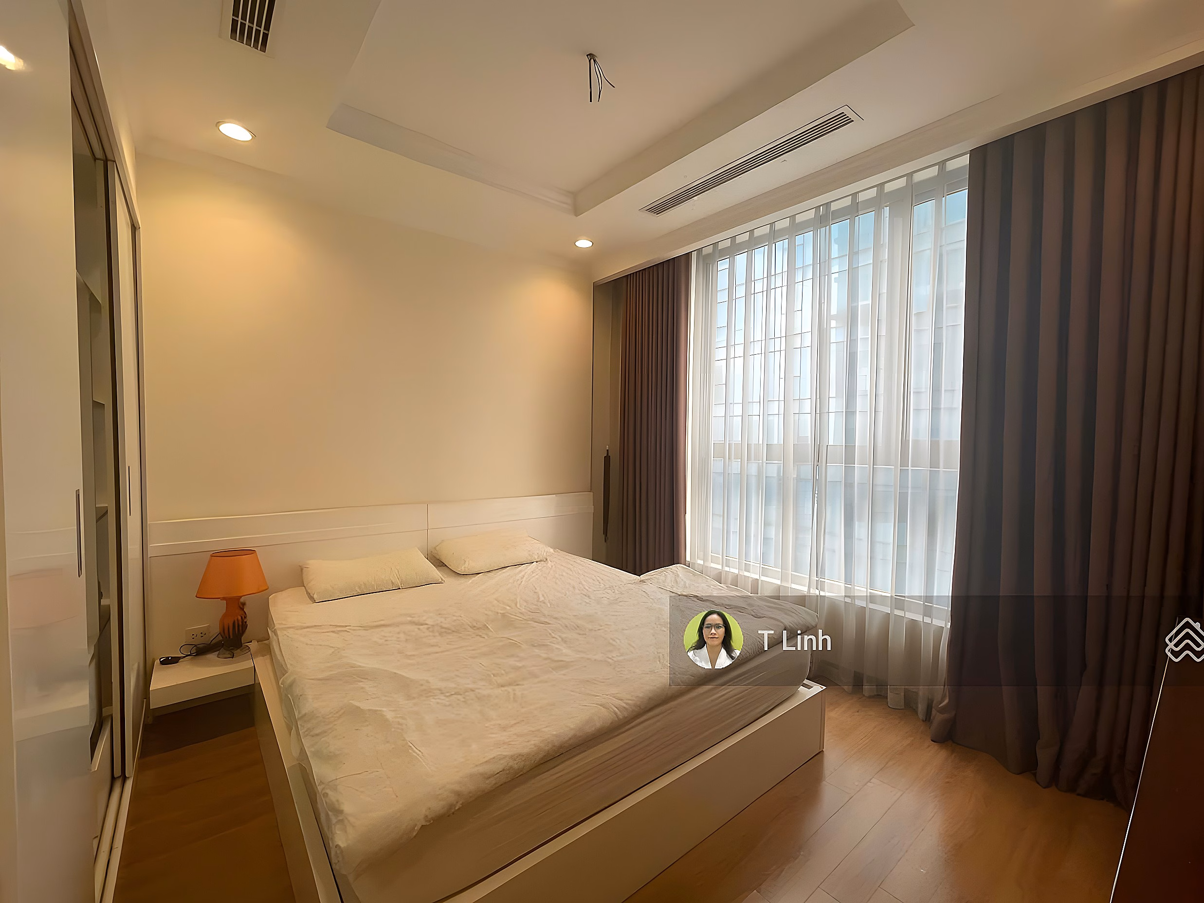 Vinhomes Nguyen Chi Thanh apartment for rent, 24th floor, 2 bedrooms, fully furnished, southeast direction