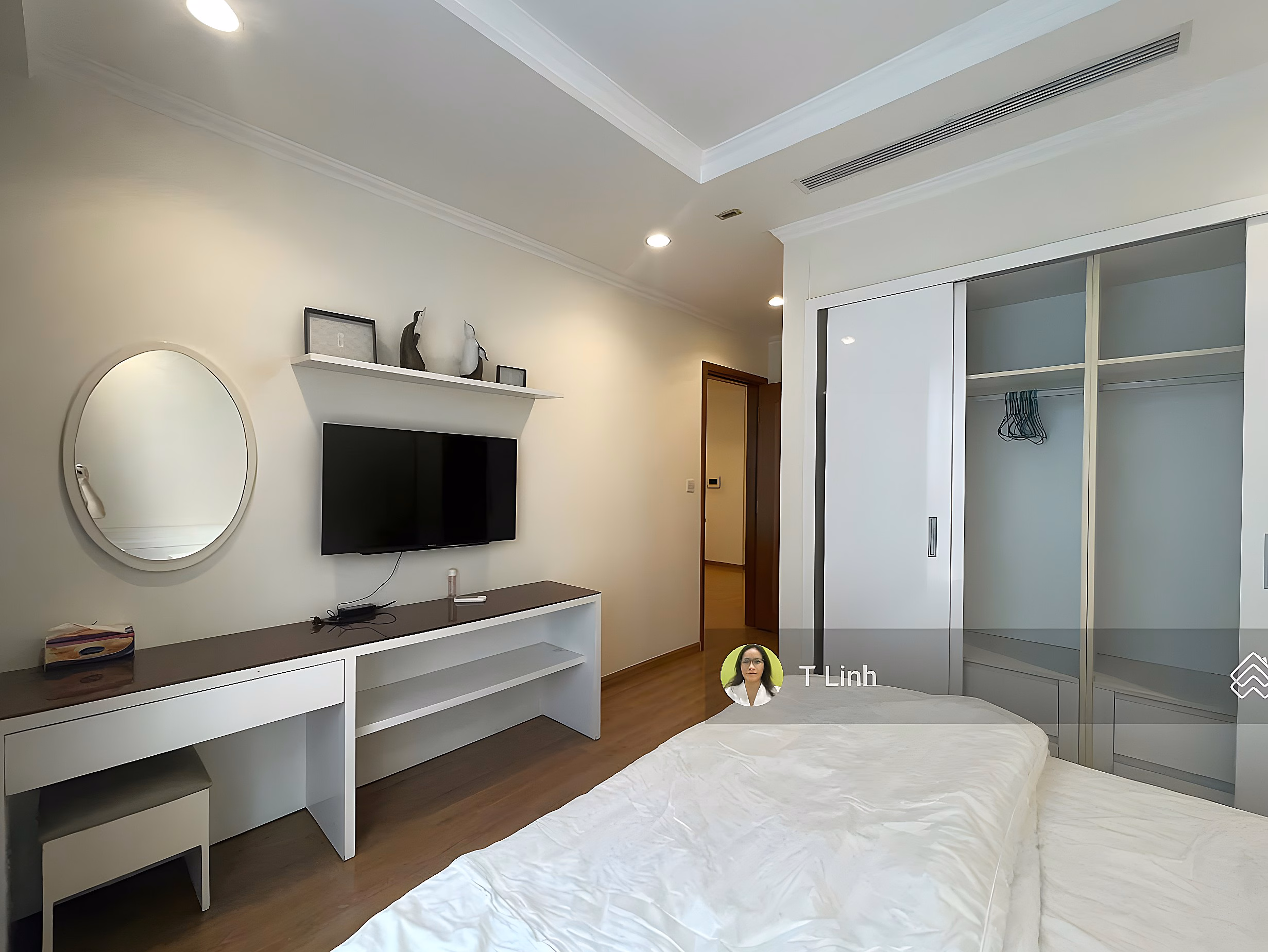 Vinhomes Nguyen Chi Thanh apartment for rent, 24th floor, 2 bedrooms, fully furnished, southeast direction