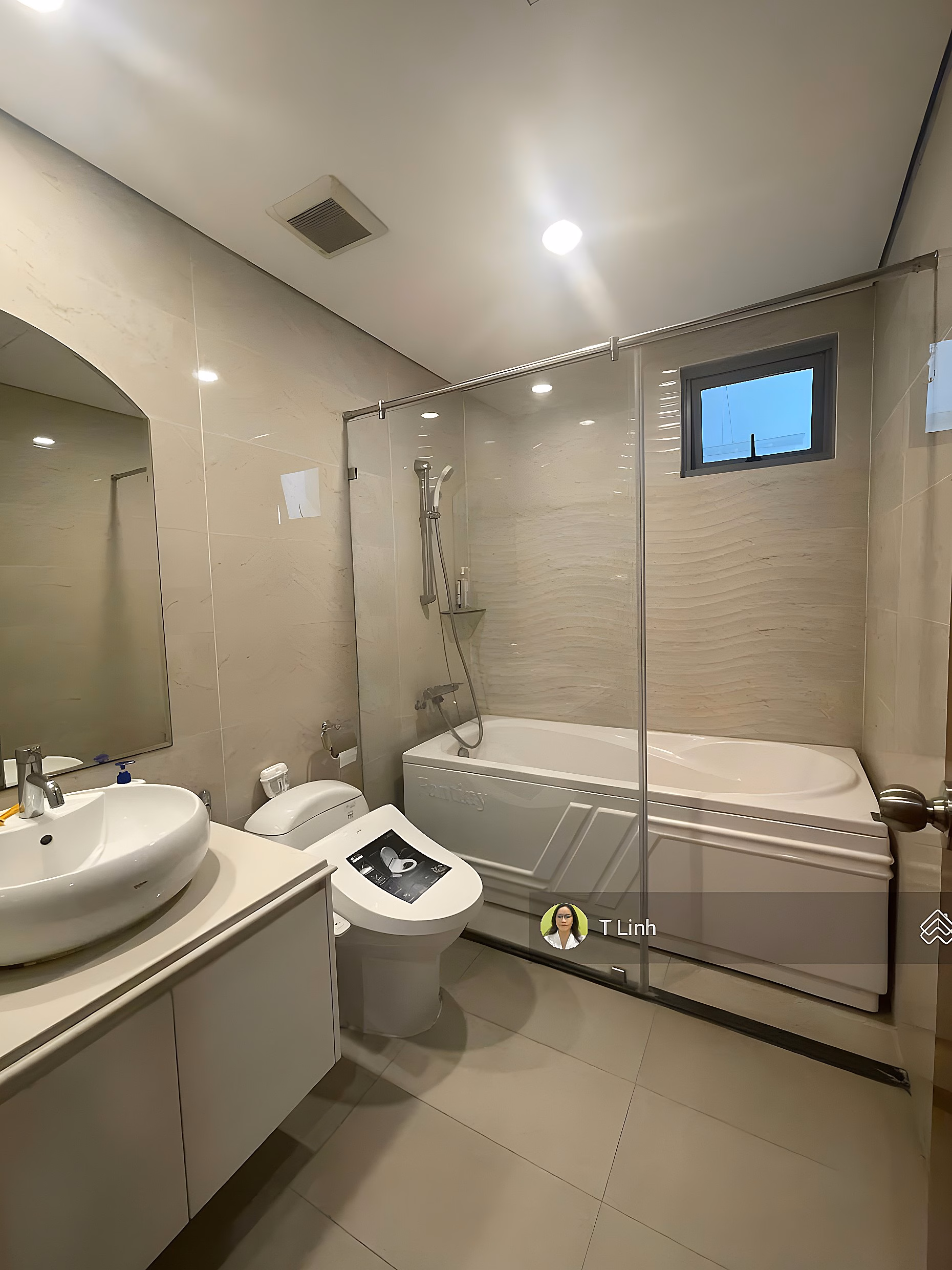 Vinhomes Nguyen Chi Thanh apartment for rent, 24th floor, 2 bedrooms, fully furnished, southeast direction