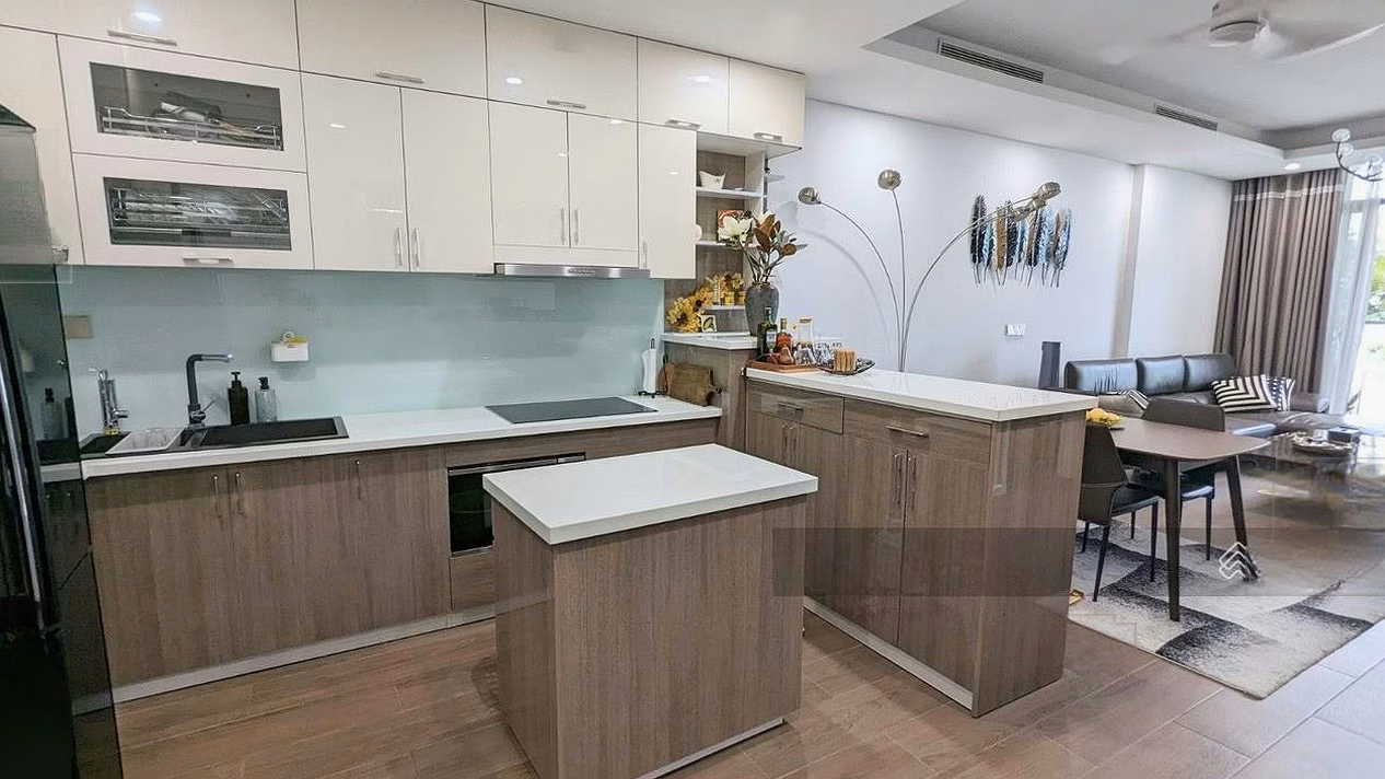 Owner for rent luxury apartment Vinhomes Metropolis 2 bedrooms 80m2 fully furnished price 23 million. Contact 0915 629 ***
