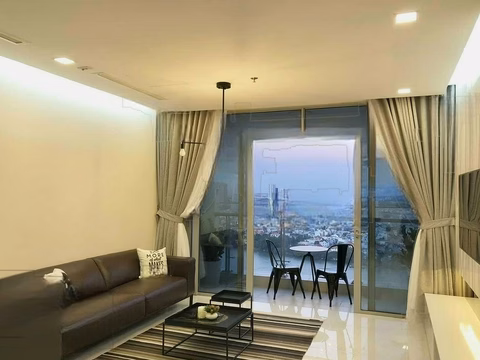 Specializing in short-term and long-term rentals of Vinhomes Central Park at good prices. Contact Ruby Homes 0938 616 ***