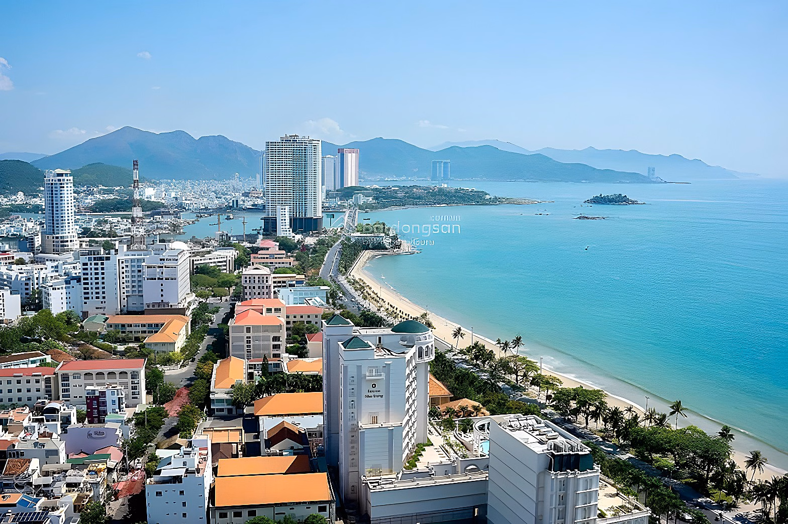 Short/long term rental of Gold Coast luxury apartment with sea view - 50m from the sea
