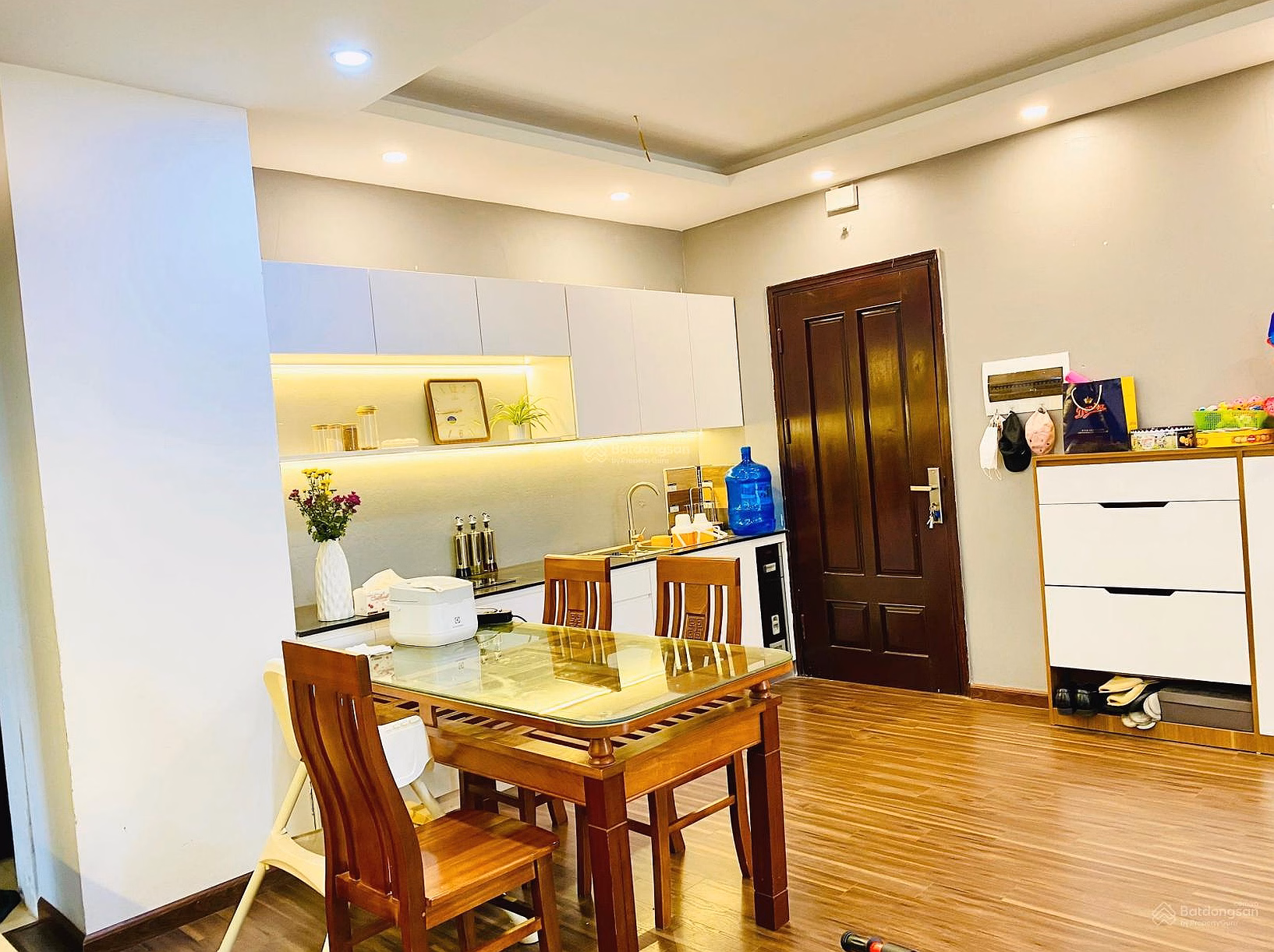 The owner is selling a 3-bedroom apartment with area 122m² in Eurowindow apartment Tran Duy Hung***