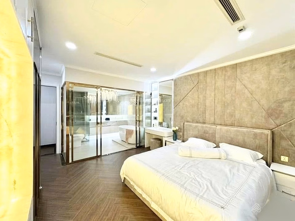 Need to rent Vinhomes Central Park apartment 2 bedrooms 88m², luxurious interior, airy view, good price