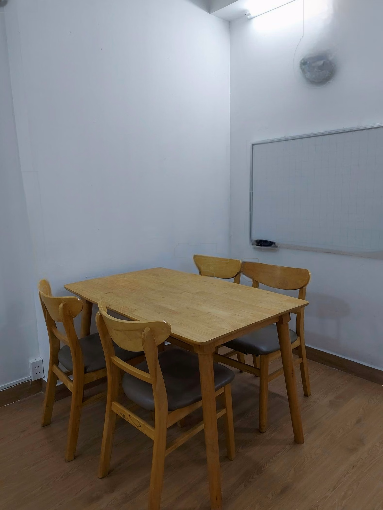 HQC apartment for rent 54m2 with 2 fully furnished bedrooms 4 million. Right at Binh Dien market, District 8, 15 minutes to District 7. Drum 3 million 5