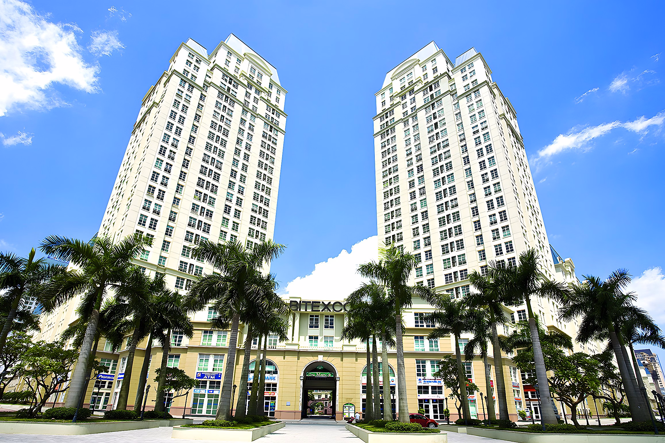 I am the owner and need to sell an apartment in block C, 257m2, The Manor apartment complex, at a very good price. Contact 0981 343 ***