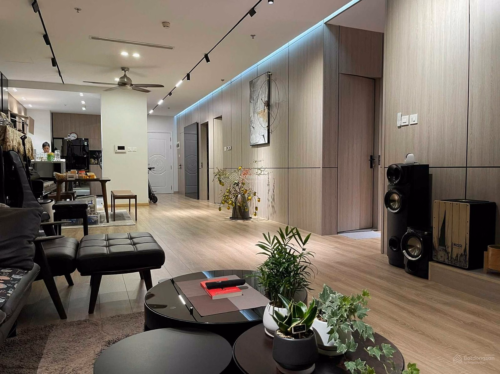 Owner sends apartment for rent at Royal City, 3 bedrooms, 136m2, 19 million, fully furnished, contact: 0365 691 ***