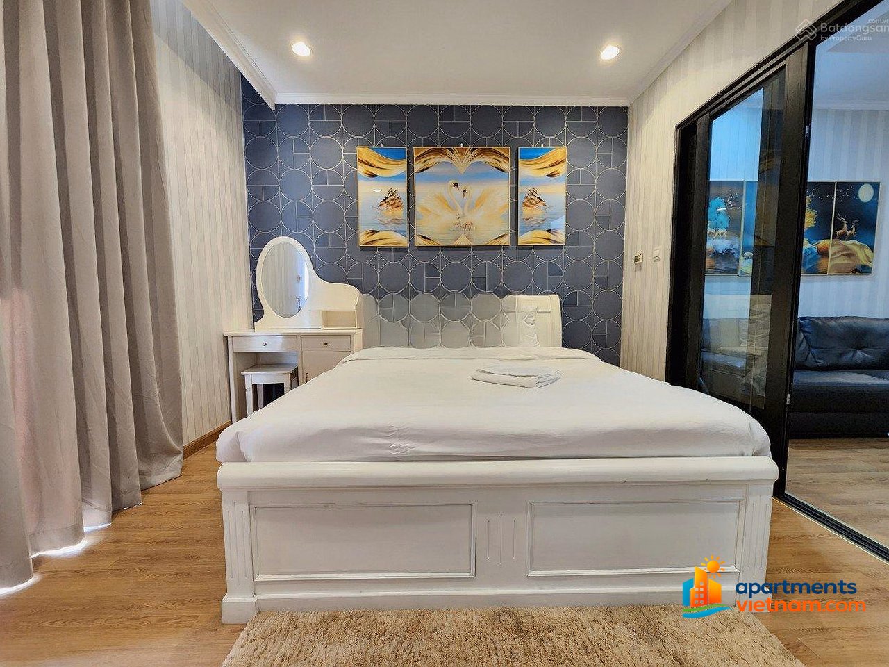 The owner urgently rents an apartment at Royal City, building R6, 55m2, 1 bedroom, price: 14 million/month***