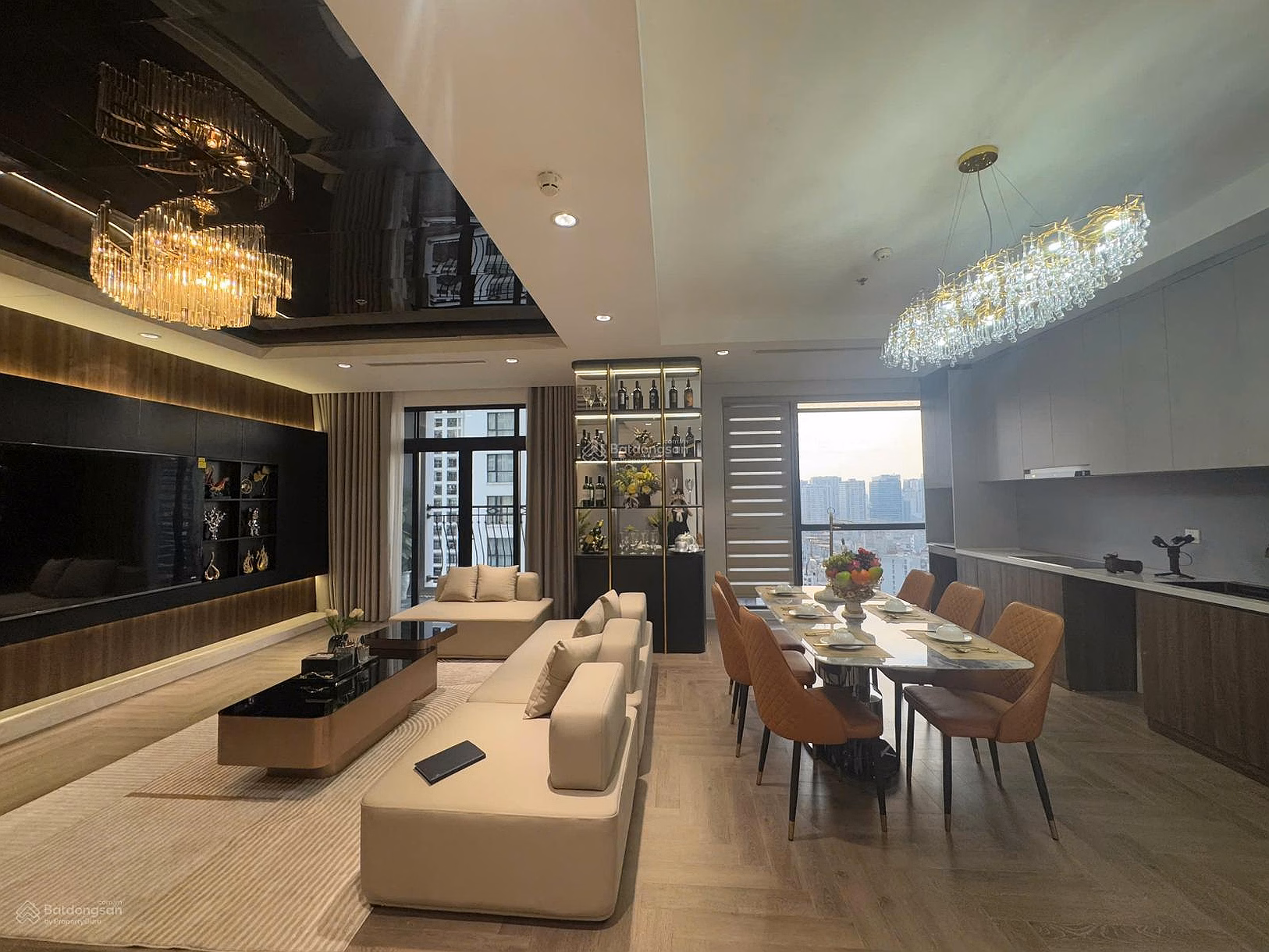 Owner urgently renting corner apartment at Royal City, 3 bright bedrooms, 181m2, 29 million***