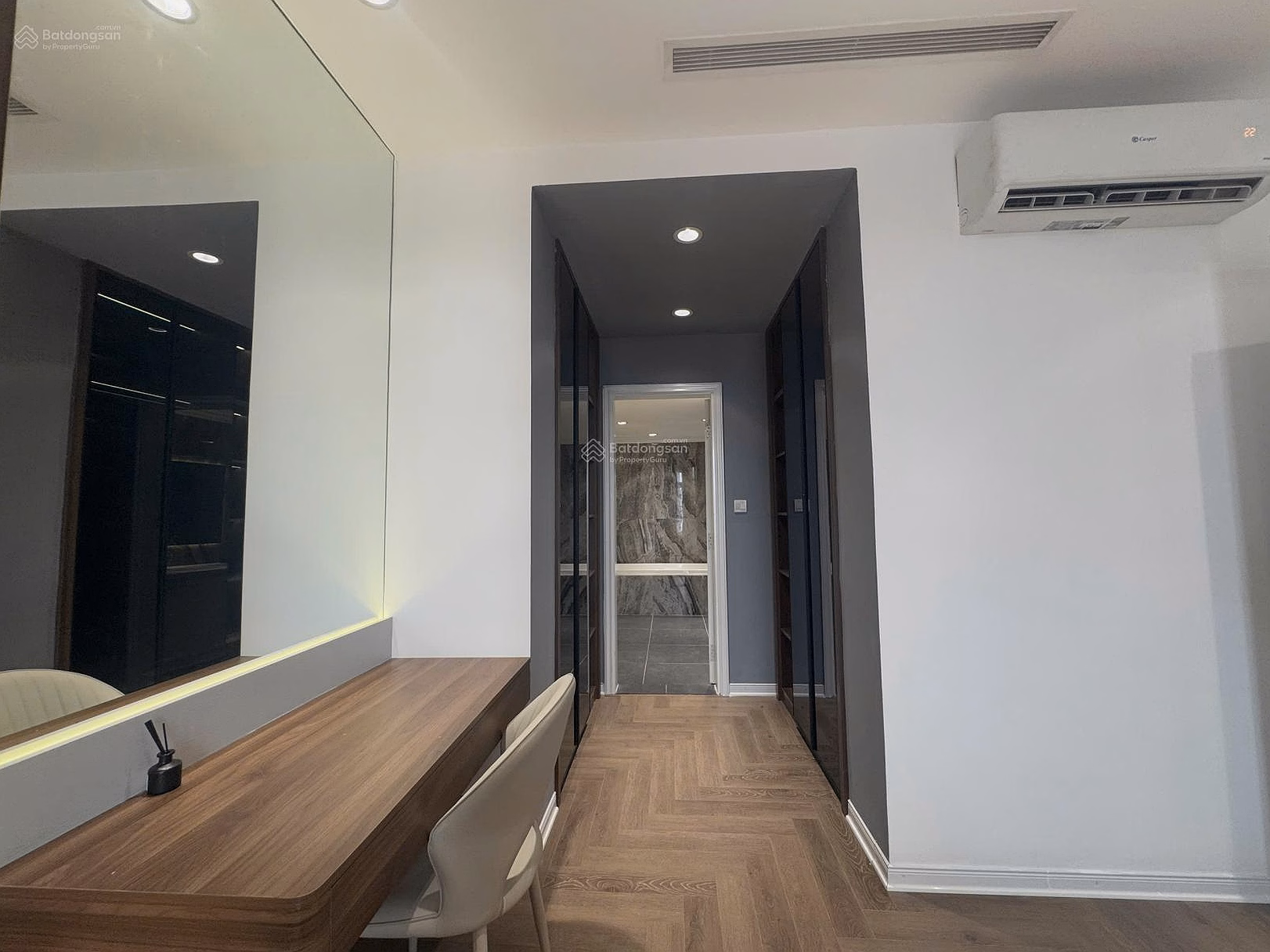 Owner urgently renting corner apartment at Royal City, 3 bright bedrooms, 181m2, 29 million***