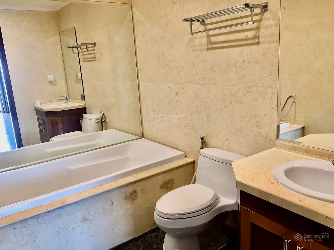 Apartment for rent urgently in Royal City, basic furniture, 124m2, 2 bedrooms, 17 million/month***