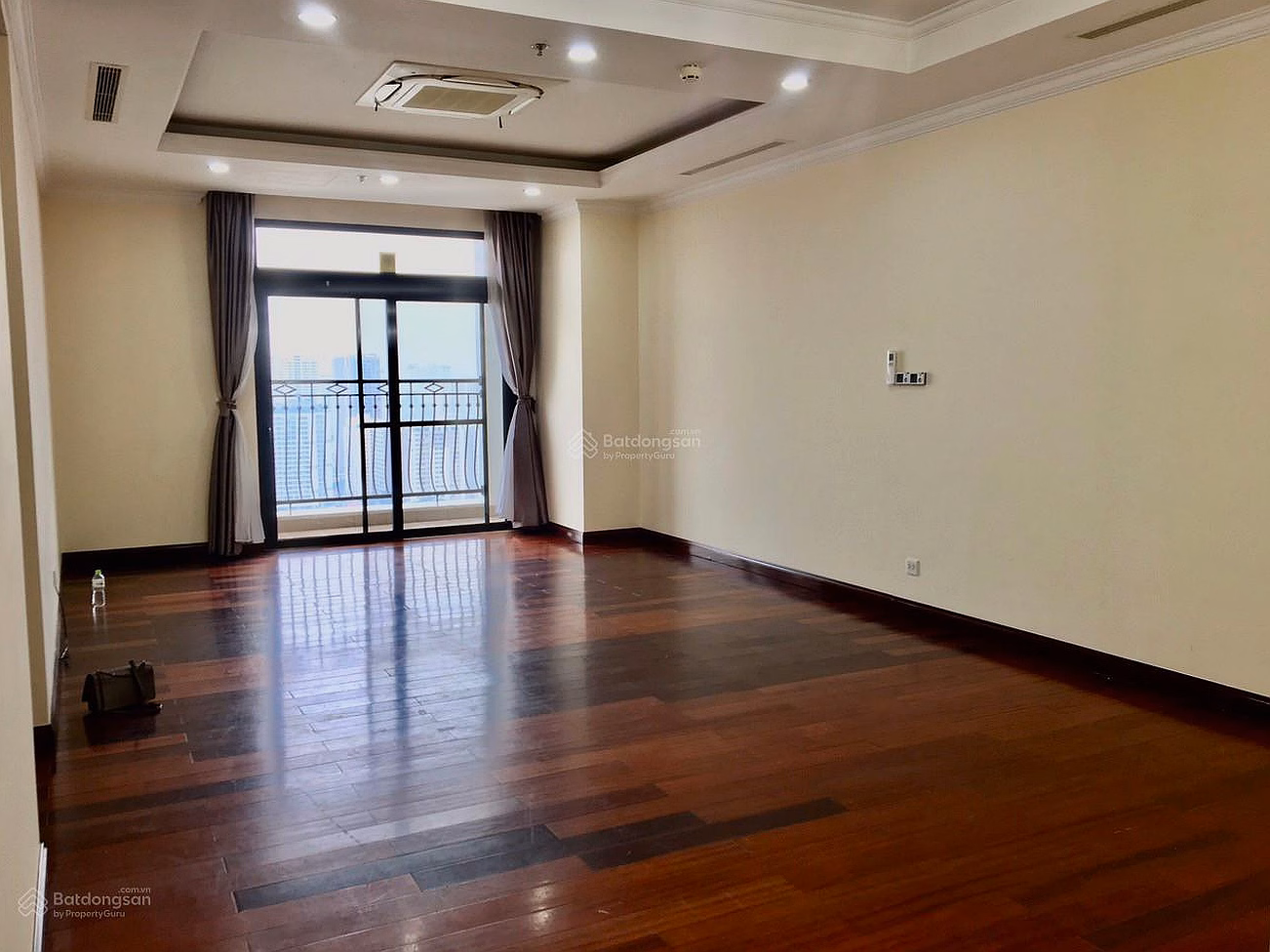 Apartment for rent urgently in Royal City, basic furniture, 124m2, 2 bedrooms, 17 million/month, contact: 0365 691 ***