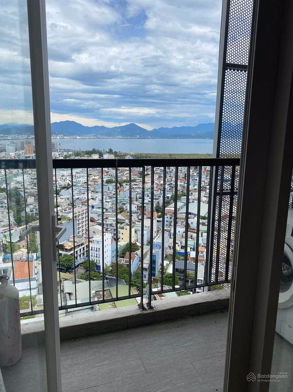 Only 1 F.Home 2-bedroom apartment for rent with beautiful view, priced at only 13 million/month