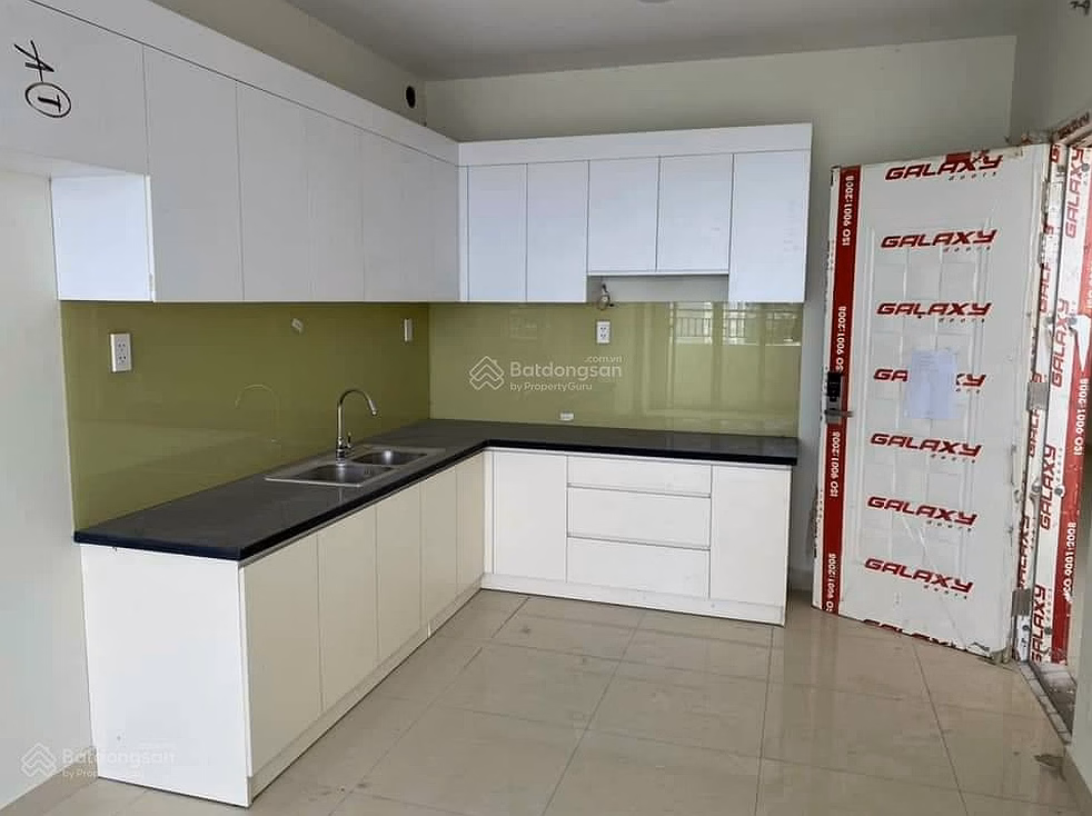 The owner is selling a corner apartment of 75m2, 3 bedrooms, priced at 3,050 billion, including notarization. No brokers