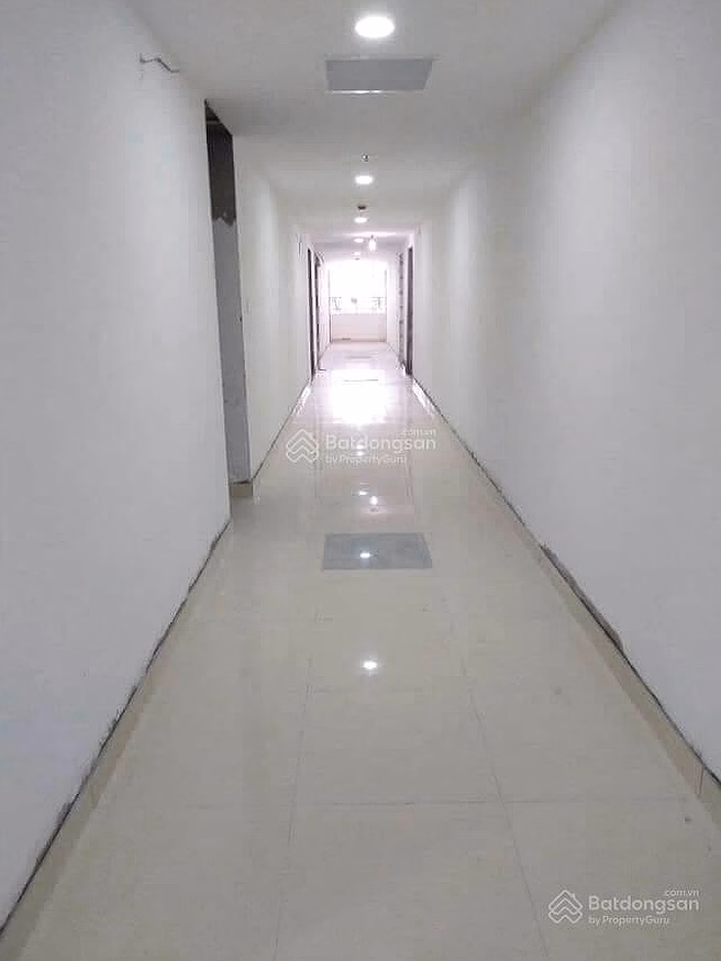 The owner is selling a corner apartment of 75m2, 3 bedrooms, priced at 3,050 billion, including notarization. No brokers