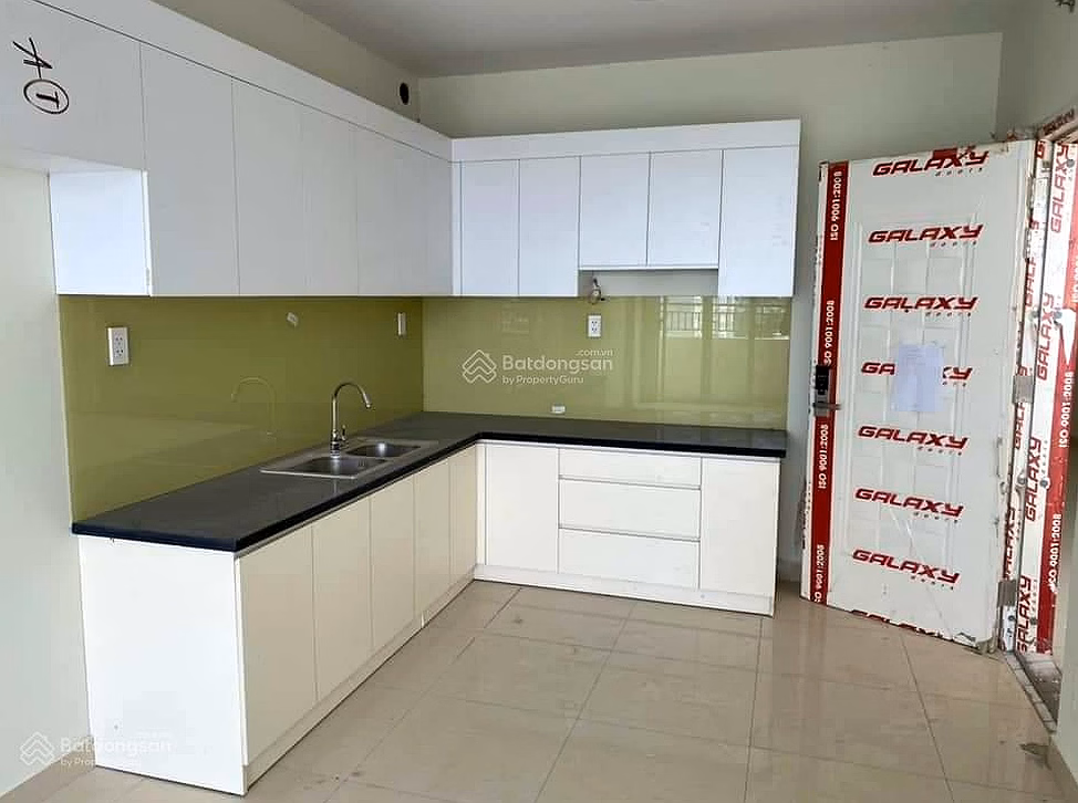 The owner is selling a corner apartment of 75m2, 3 bedrooms, priced at 3,050 billion, including notarization. No brokers