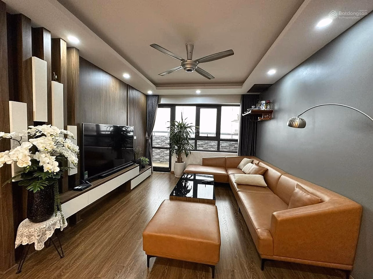 Selling Smile Building Apartment No. 1 Nguyen Canh Di, area 101m2, 3 bedrooms, 2 bathrooms. Extremely cool corner location