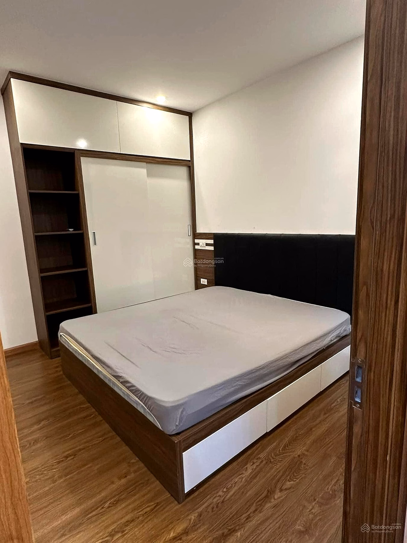 Selling Smile Building Apartment No. 1 Nguyen Canh Di, area 101m2, 3 bedrooms, 2 bathrooms. Extremely cool corner location