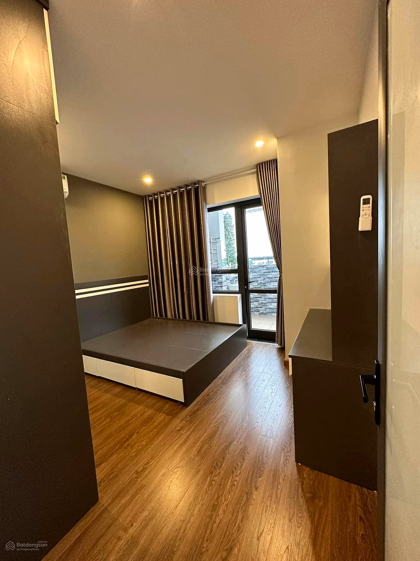 Selling Smile Building Apartment No. 1 Nguyen Canh Di, area 101m2, 3 bedrooms, 2 bathrooms. Extremely cool corner location