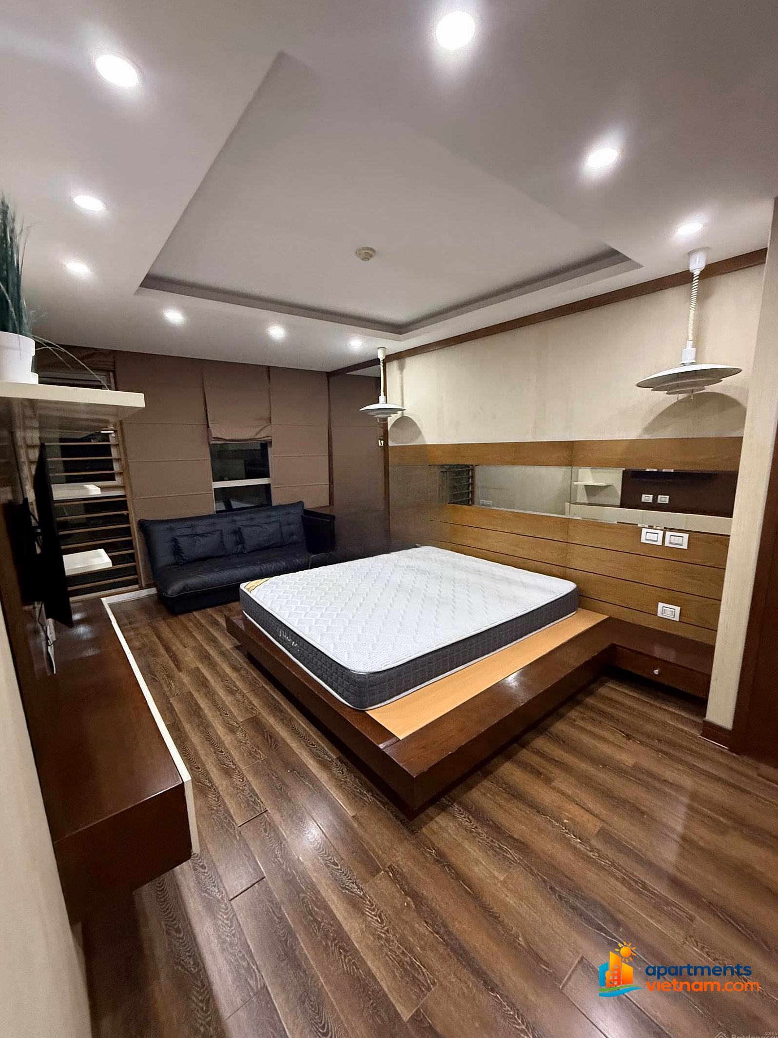 Mandarin apartment for rent, 3 bedrooms, fully furnished, 172m2, price 26 million/month. Contact 0977 858 ***