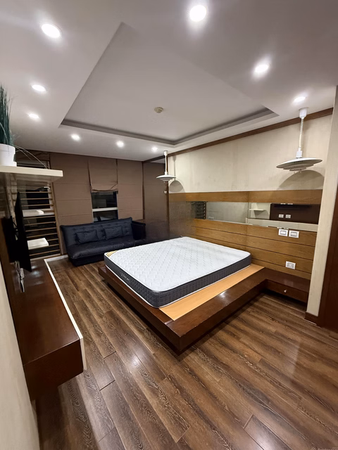 Mandarin apartment for rent, 3 bedrooms, fully furnished, 172m2, price 26 million/month. Contact 0977 858 ***