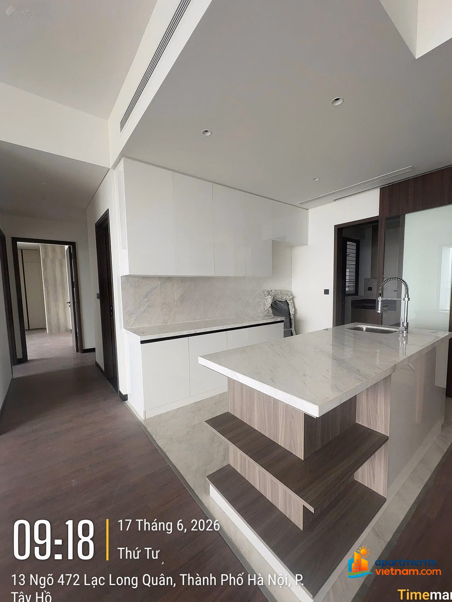 The owner offers to sell a 3-bedroom Heritage West Lake apartment, fully furnished, nice floor with open view. Rare item, good price