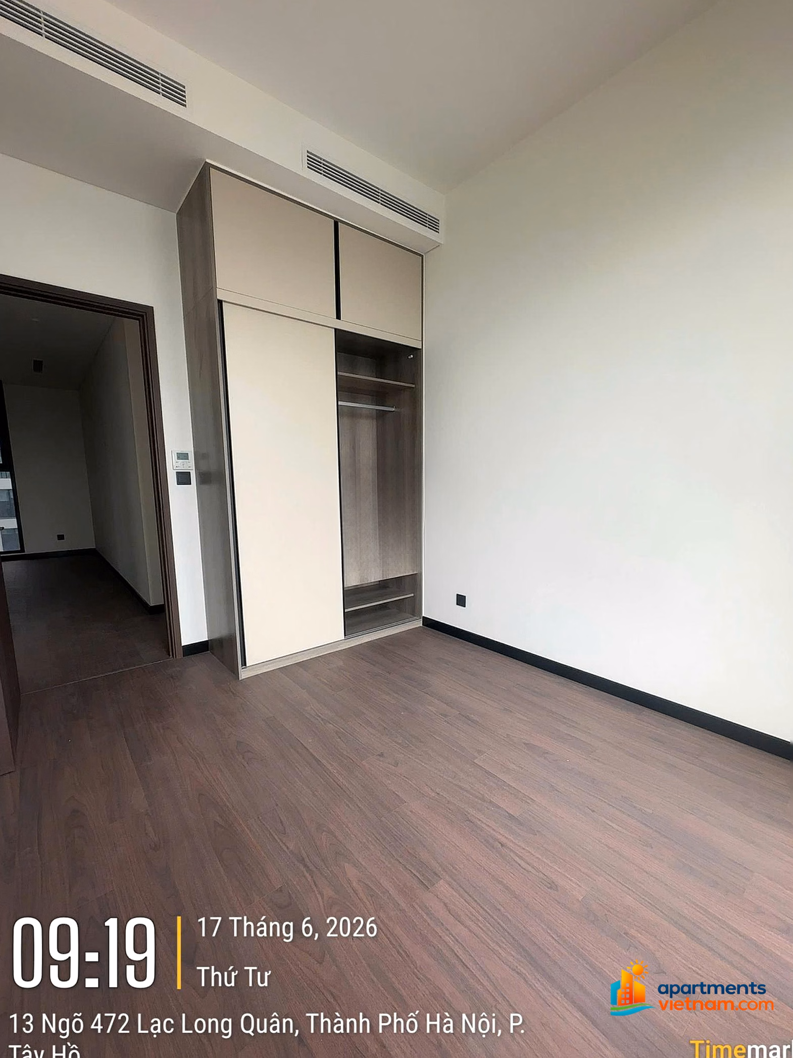 The owner offers to sell a 3-bedroom Heritage West Lake apartment, fully furnished, nice floor with open view. Rare item, good price