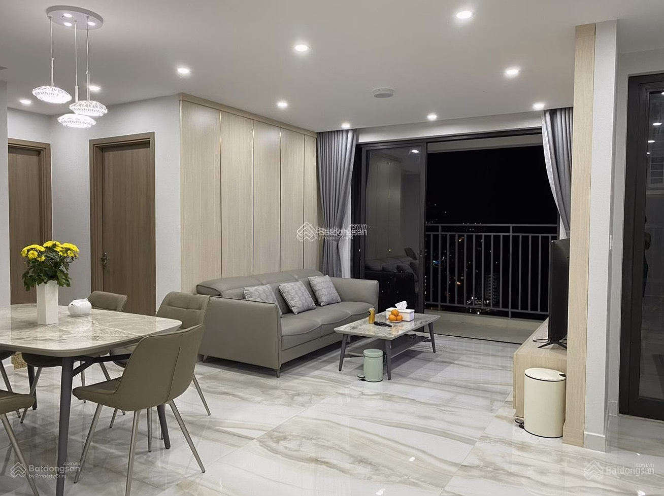 Specializing in renting beautiful apartments in Sky Garden, PMH, District 7, with the best prices on the market. Contact: 0917 300 *** Ms. Hang