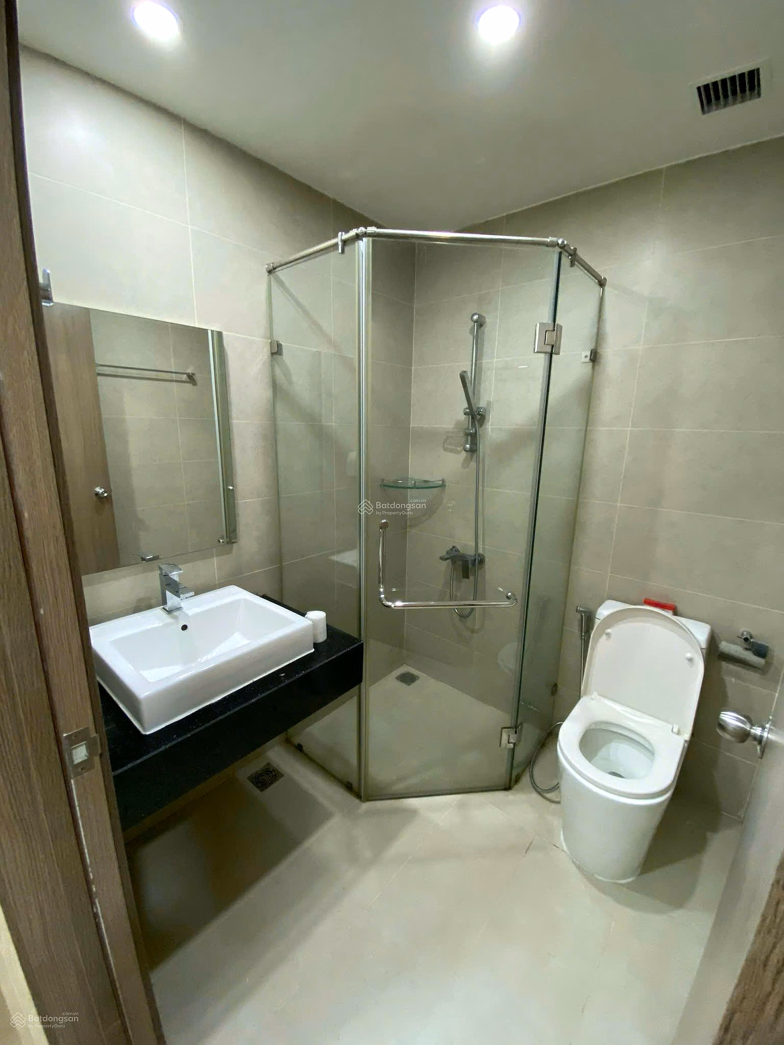 Apartment 2 bedrooms - 2 bathrooms - Galaxy 9 - Fully furnished - 16 million. To see the house***