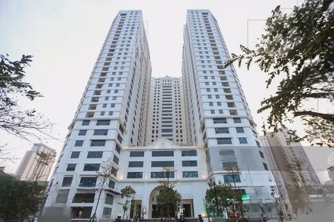 Central Point office for rent at 219 Trung Kinh. Area: 500m2 (with odd sections). Contact 0974 024 ***