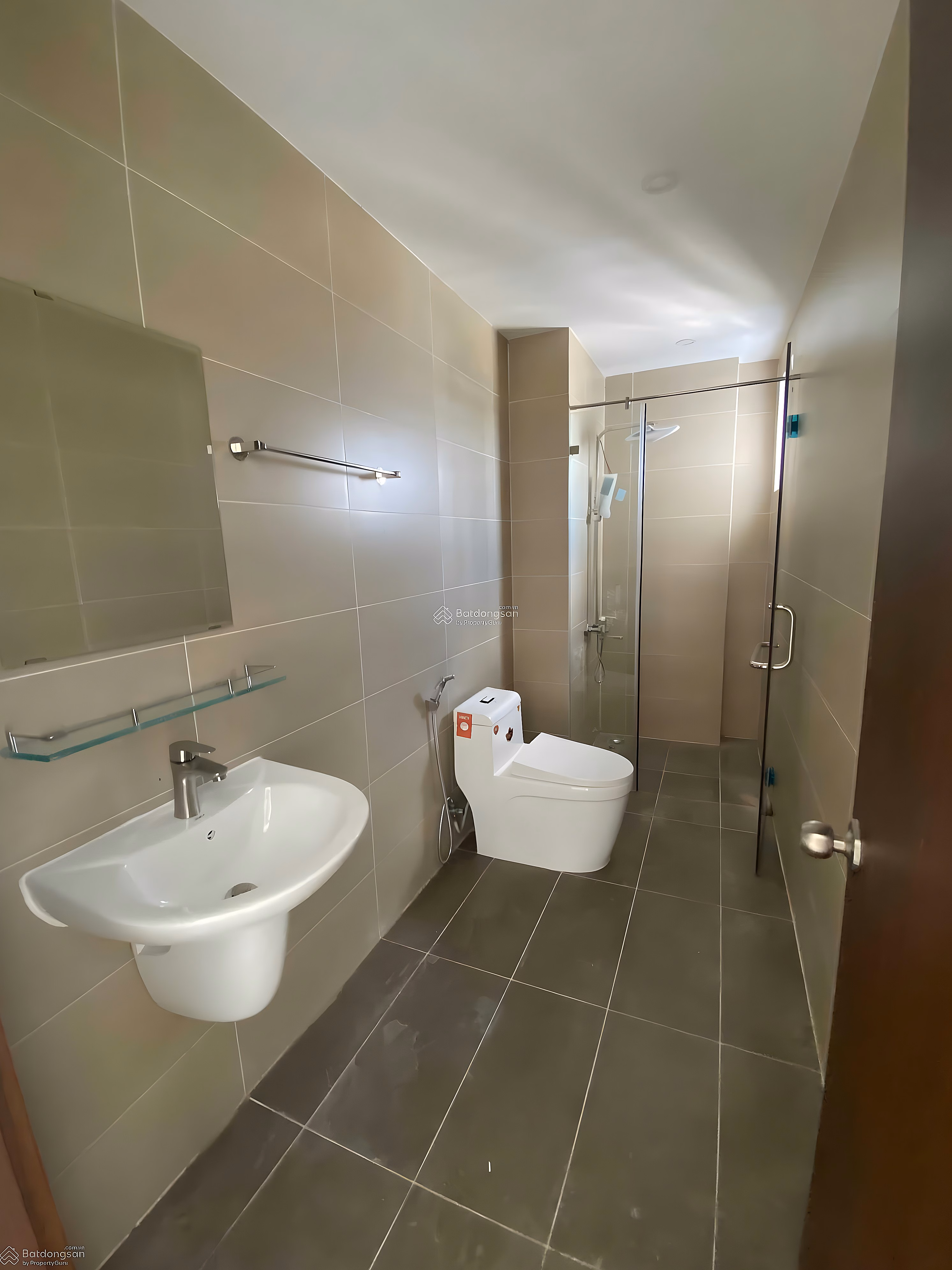 2 bedroom apartment for rent right away, priced at 8 - 10 million, nice floor with open view***
