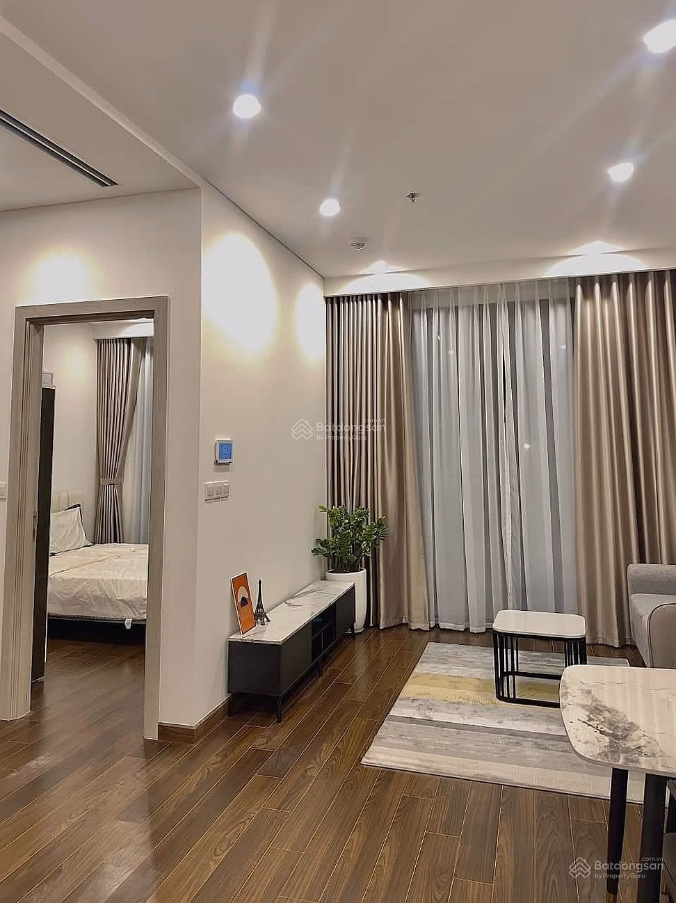 Quick sale of 1 bedroom + 1 apartment, area 42m2, Masteri luxury area - 2 garages - Full furniture - price 3,910 billion including fees