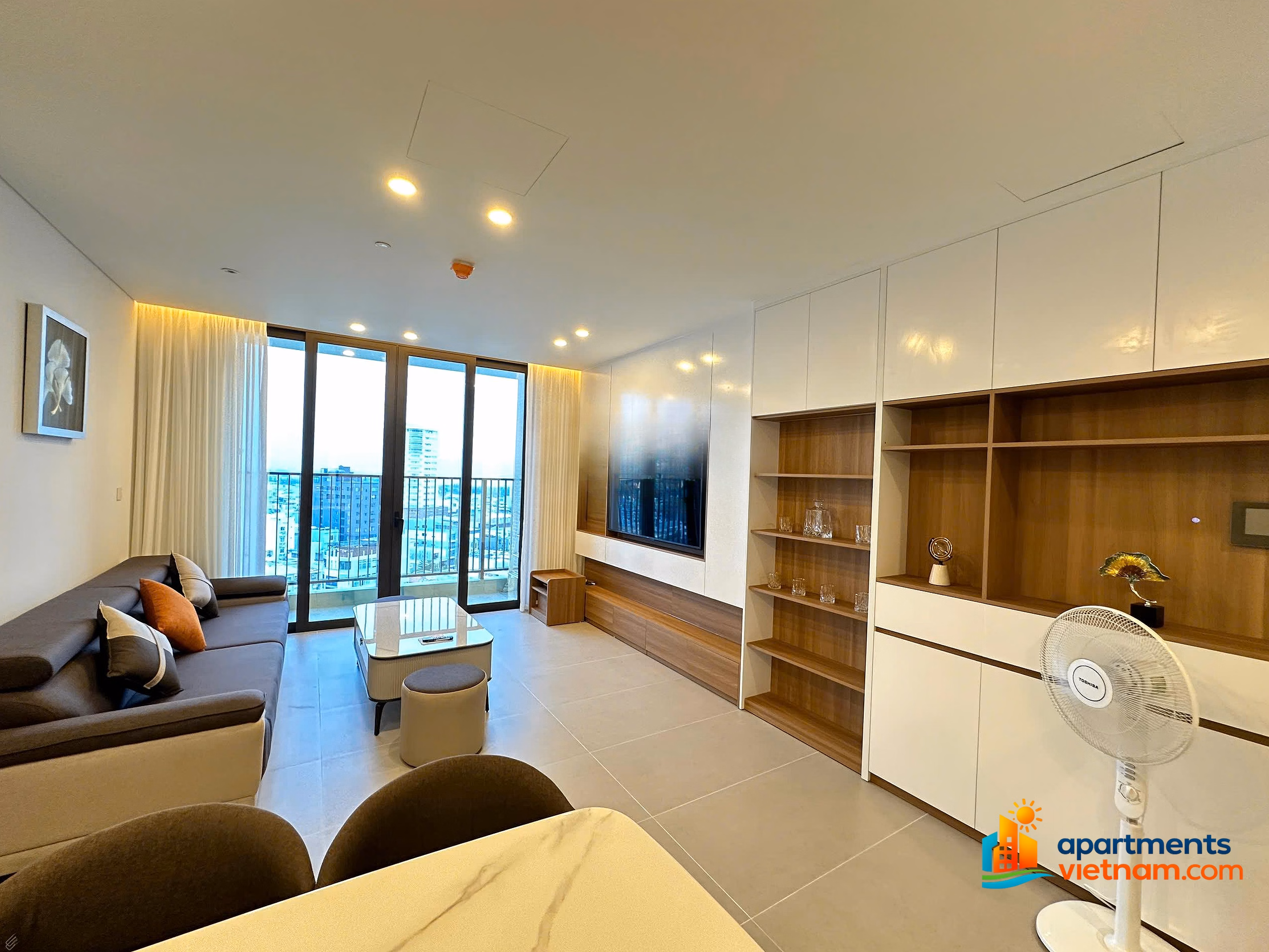 The owner needs to rent a gold-plated apartment in SAM Towers, fully furnished, with a beautiful view