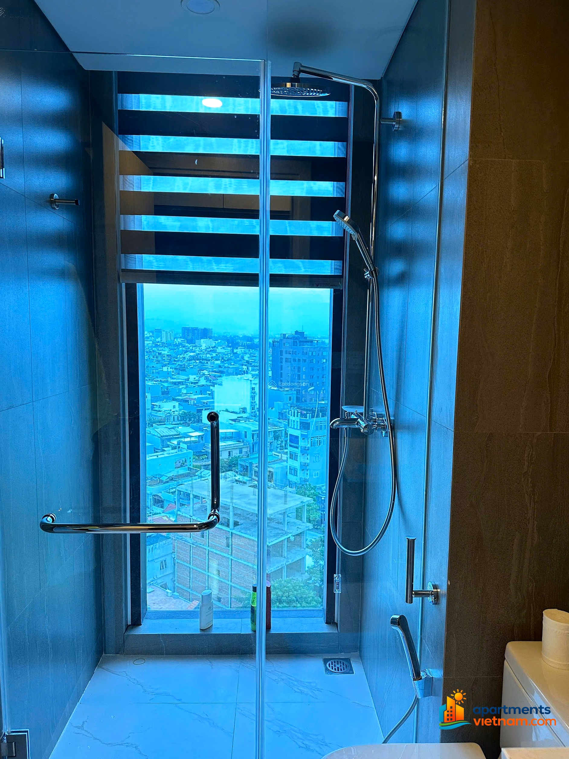 The owner needs to rent a gold-plated apartment in SAM Towers, fully furnished, with a beautiful view