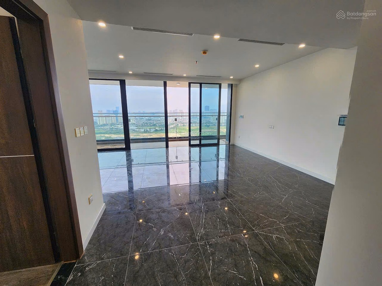 The most beautiful transfer apartment in Golden River with Red River view, high floor, fully furnished, good price